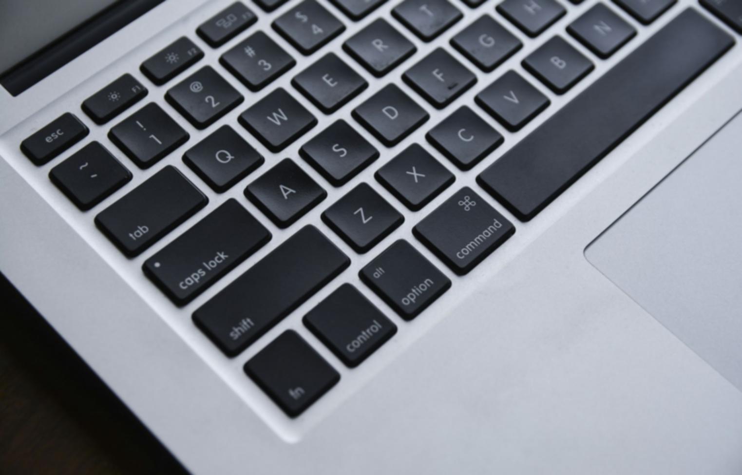 Gestresster Mitarbeiter vor defektem Computer